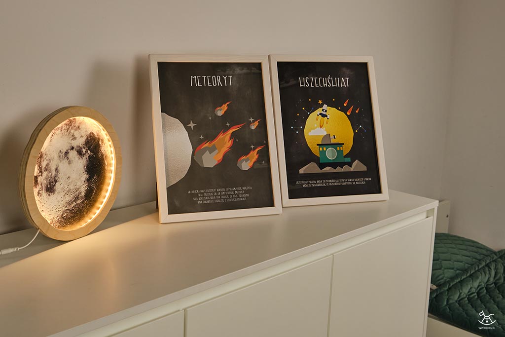 plakaty z kosmosem i lampką księżycem