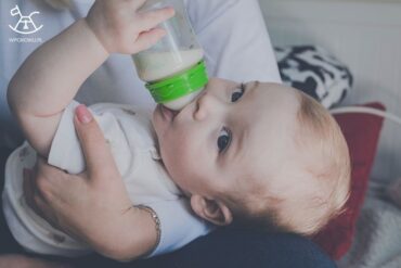 dziecko pije mleko matki z butelki