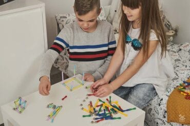 dzieci budują różne figurki z magnetycznych klocków