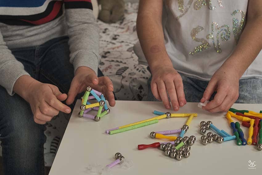 dzieci w trakcie układania figur geometrycznych z magnetycznych klocków