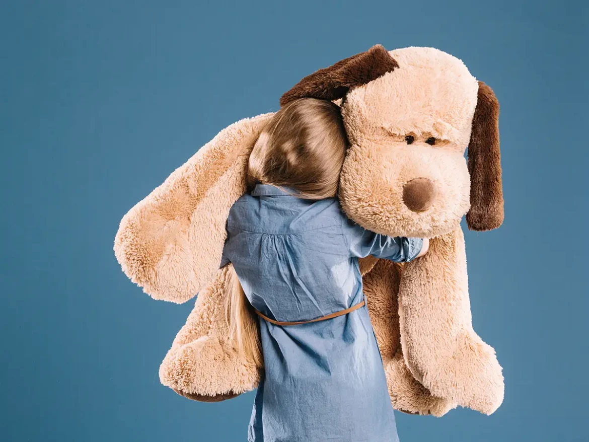 duże pluszowe zabawki dla dzieci - dziewczynak przytula psa