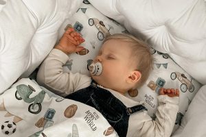 Ochraniacz do łóżeczka - dlaczego jest tak ważny i na co zwrócić uwagę przy jego wyborze
